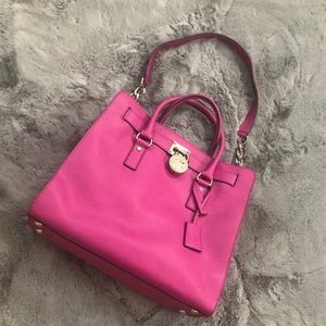 Michael Kors locket chain Handbag( fuchsia)